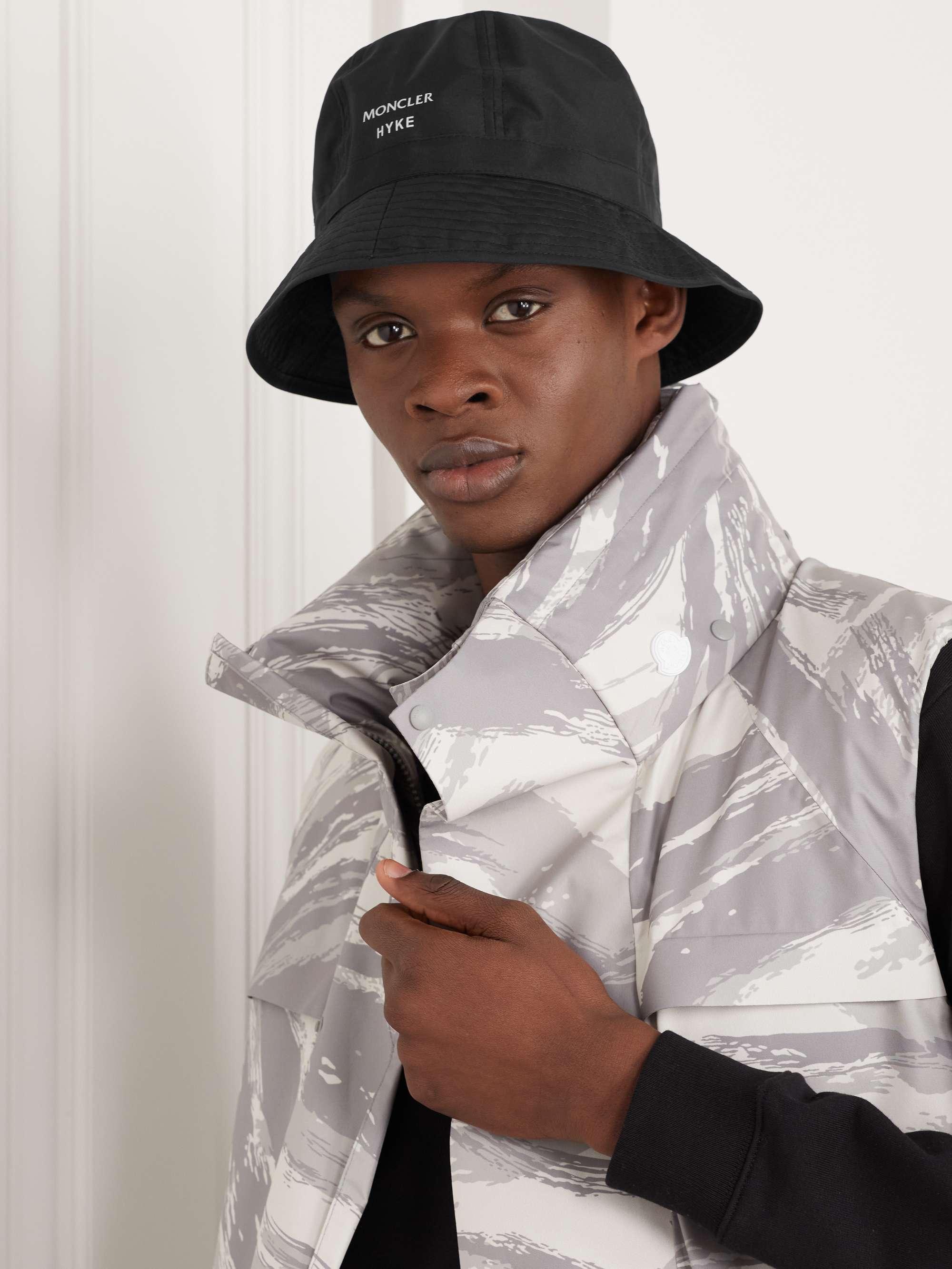 أسود قبعة باكيت ‏‎4 Moncler HYKE من قماش ™GORE-TEX INFINIUM بطبعة شعار  العلامة | MONCLER GENIUS | MR PORTER