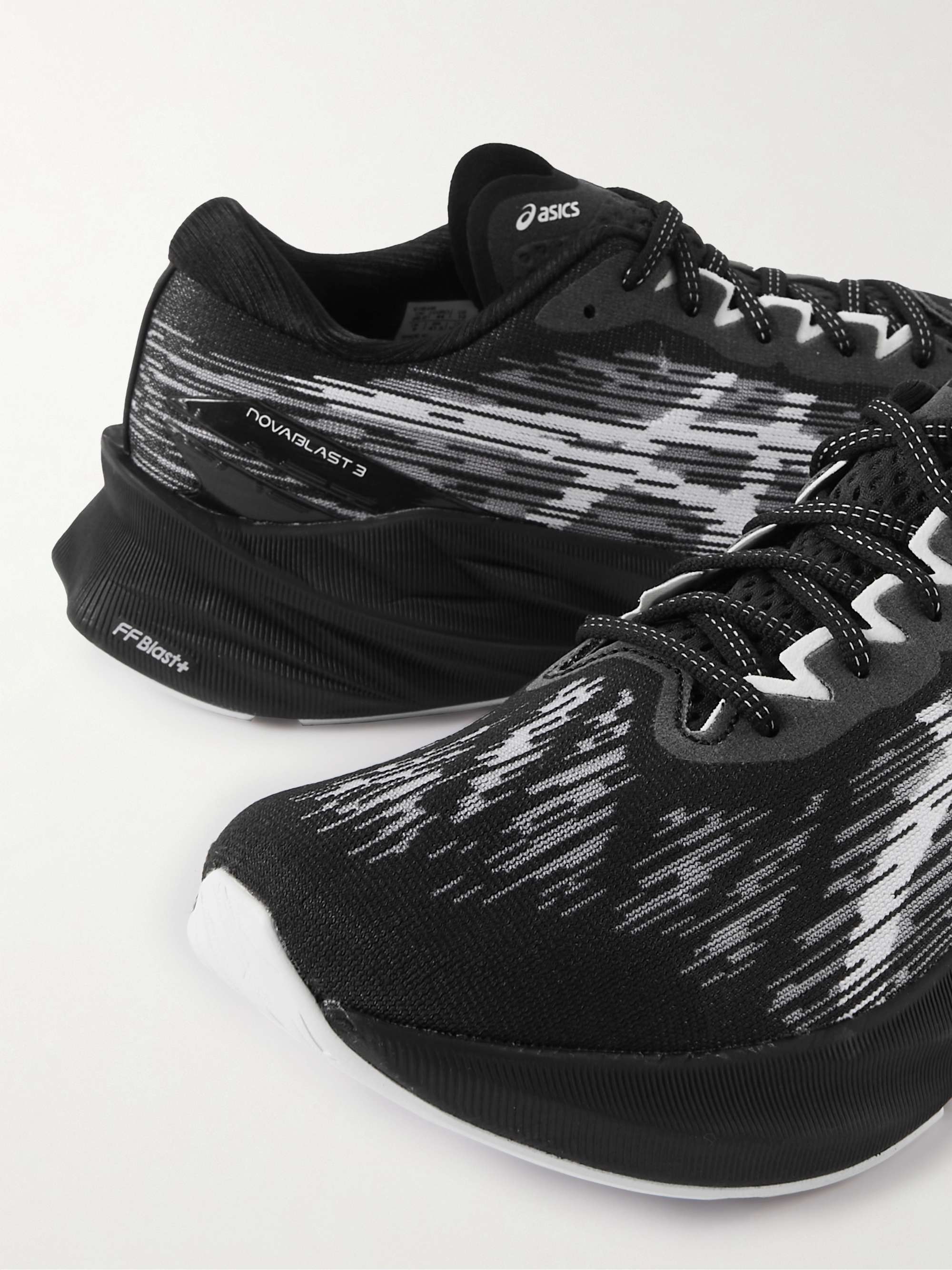 أسود حذاء للركض Novablast 3 من قماش شبكي بحاشية من المطاط | ASICS | MR  PORTER