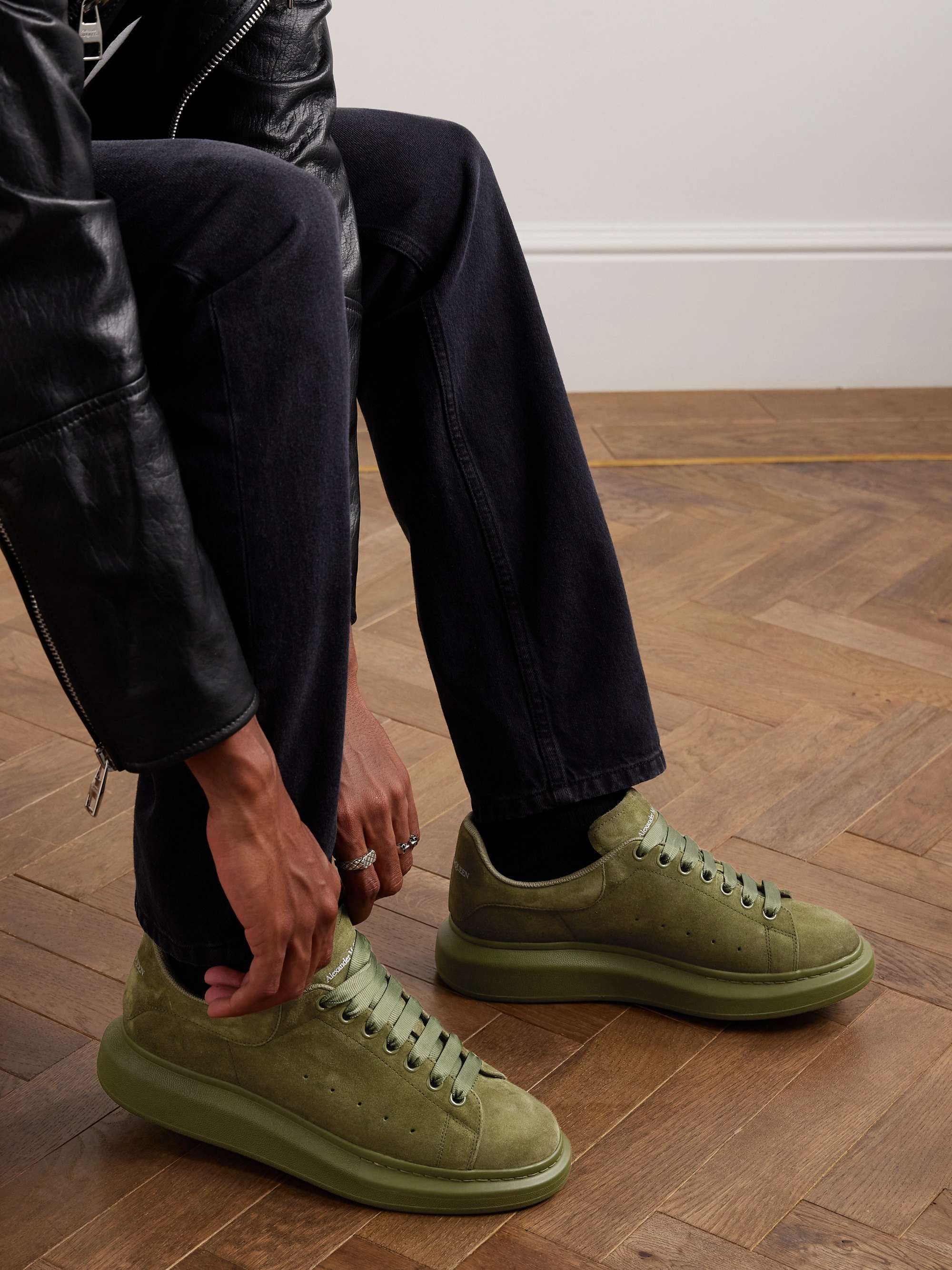 Sneakers in camoscio con suola oversize ALEXANDER MCQUEEN da uomo | MR  PORTER