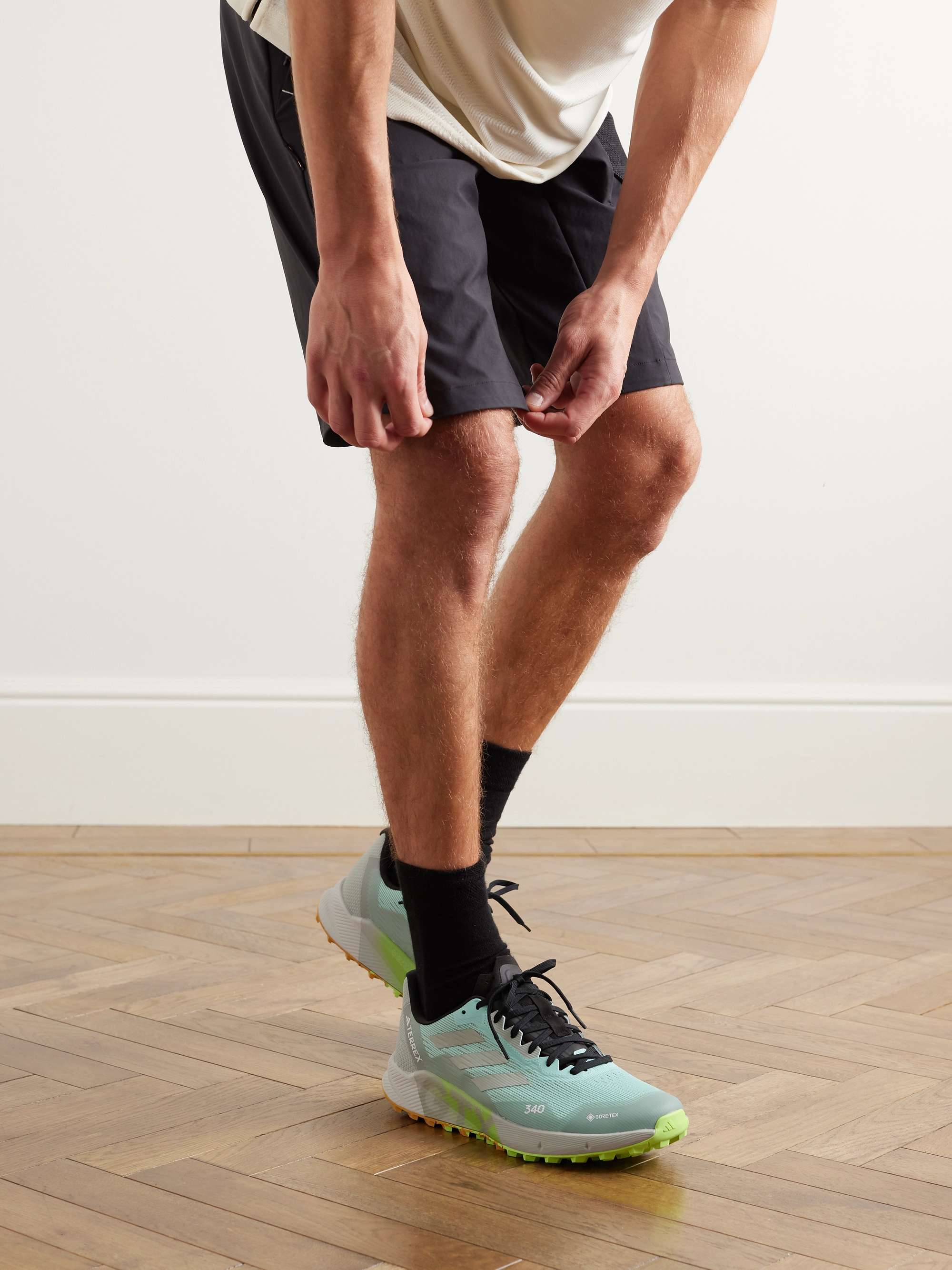 فيروزي حذاء سنيكرز للركض Terrex Agravic Flow 2 من النسيج الشبكي وقماش  ®GORE-TEX | ADIDAS SPORT | MR PORTER