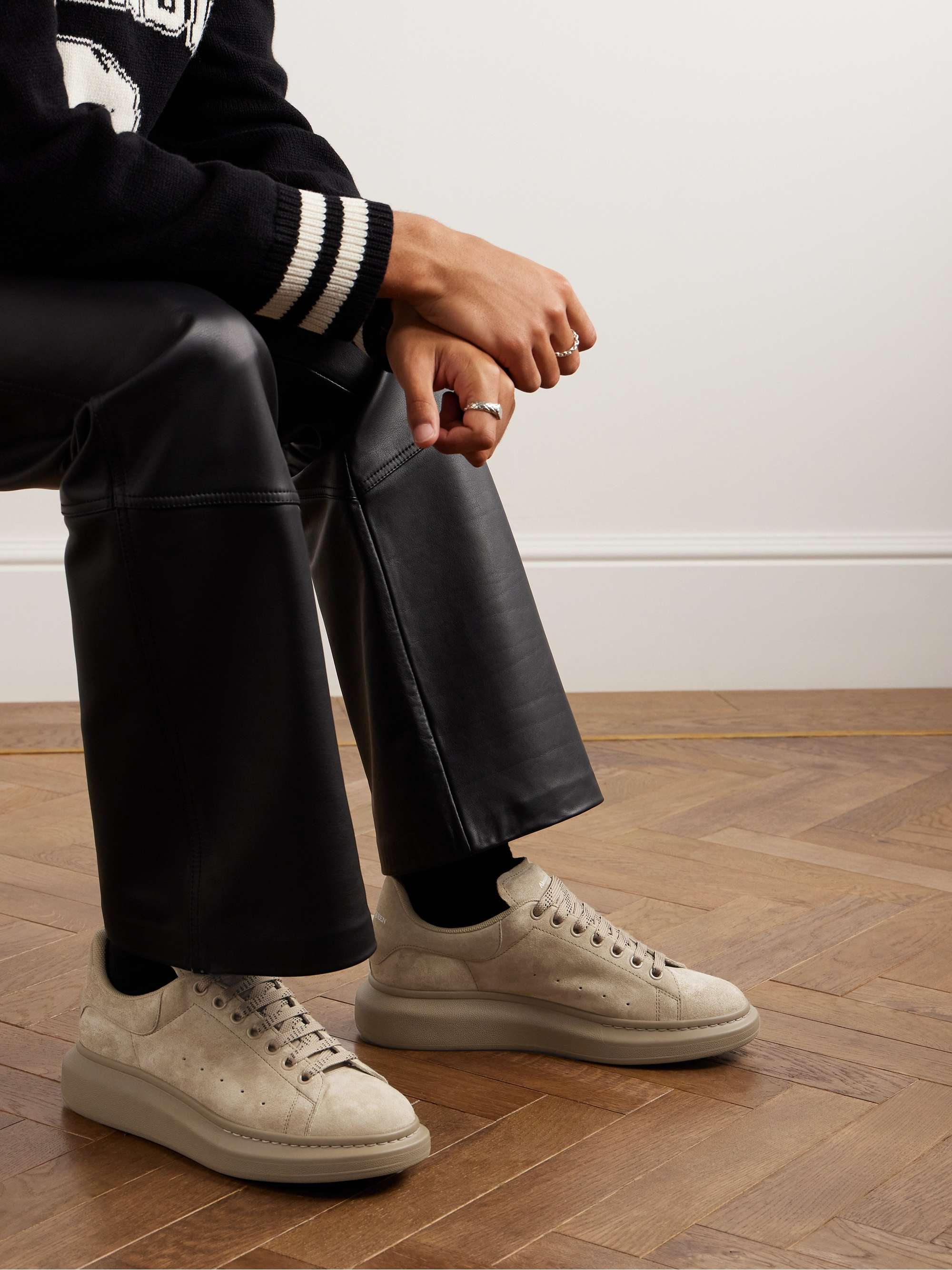 Sneakers in camoscio con suola oversize ALEXANDER MCQUEEN da uomo | MR  PORTER
