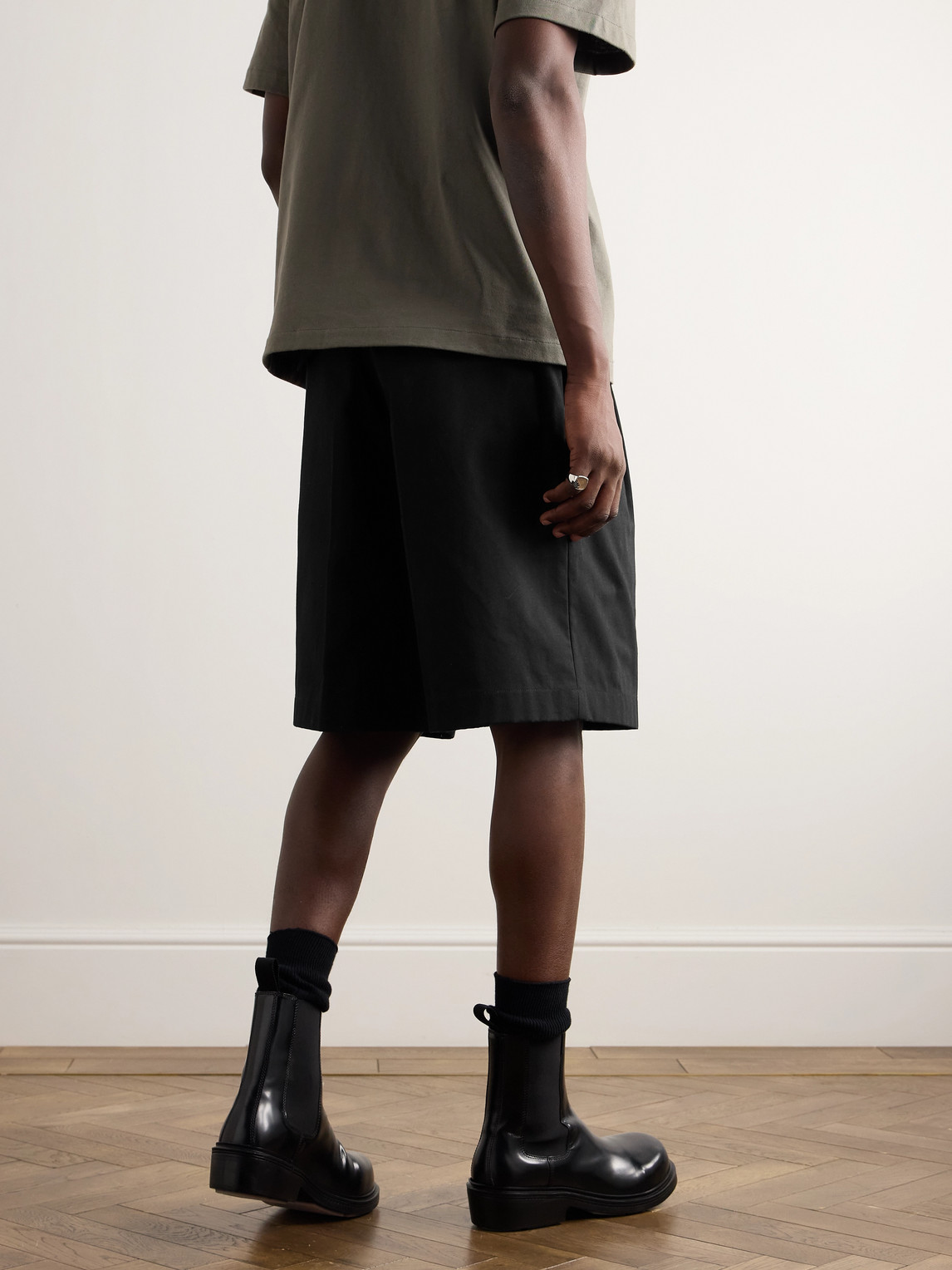 Shop Jil Sander Wide-leg Pleated Cotton-canvas Shorts In Black